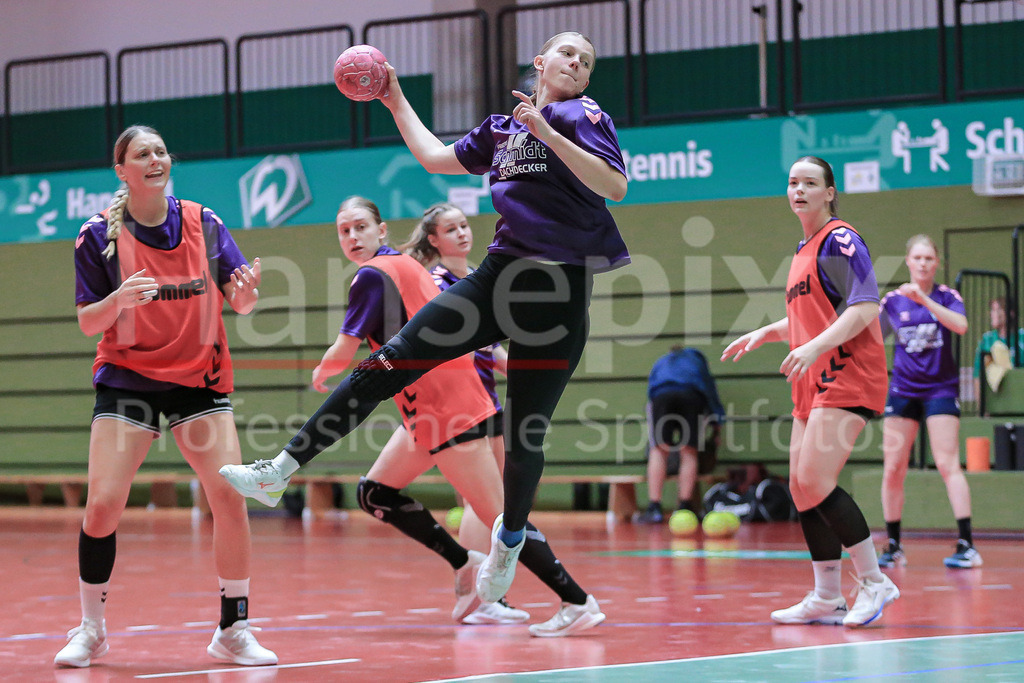 Handball, 2. Bundesliga Frauen, Training SV Werder Bremen | v.li.: Jana Lüdersen (SV Werder Bremen) beim Wurf, am Ball, Spielszene, Aktion, Action