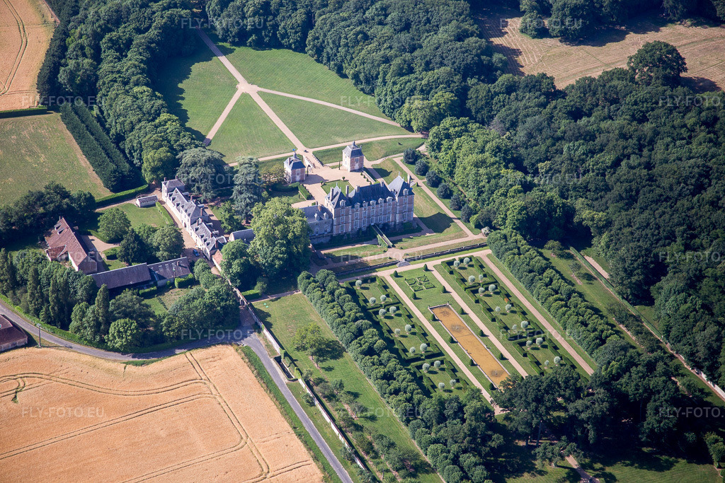 Vue aérienne: Château du Plessis-Fortia sci à Huisseau-en-Beauce dans le département Loir et Cher, France. Photo: IMG_081184.jpg prise le 19/06/2015 par Werner Riehm/FLY-FOTO.euRésolution de l'original: 5472 x 3648 px