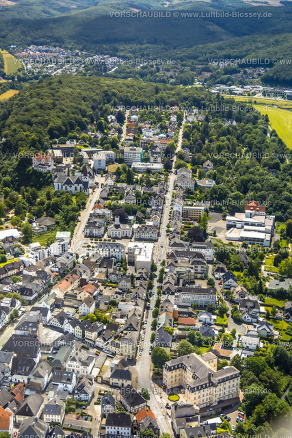Arnsberg240708014 | Luftbild, Königstraße, vorne das Verwaltungsgericht, Neumarkt, Kloster Wedinghausen und kath. Propsteikirche St. Laurentius, Gymnasium Laurentianum und Villa mit Spitzturm Senioren-Wohnpark Arnsberg GmbH, Mariengymnasium,  Arnsberg, Sauerland, Nordrhein-Westfalen, Deutschland