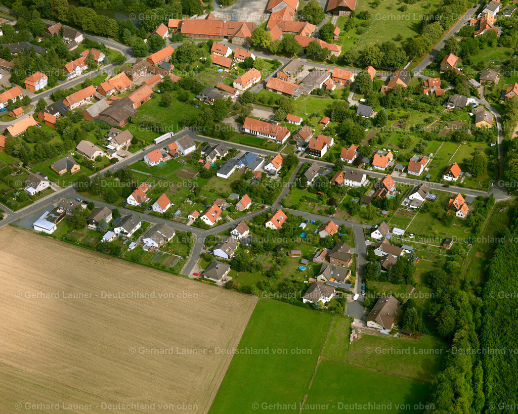 2638754 | ALT WALLMODEN 23.08.2006 Landwirtschaftliche Nutzflächen und Feldgrenzen  umsäumen das Siedlungsgebiet des Dorfes in Alt Wallmoden im Bundesland Niedersachsen, Deutschland // Agricultural land and field boundaries surround the settlement area of the village  in Alt Wallmoden in the state Lower Saxony, Germany Foto: Gerhard Launer