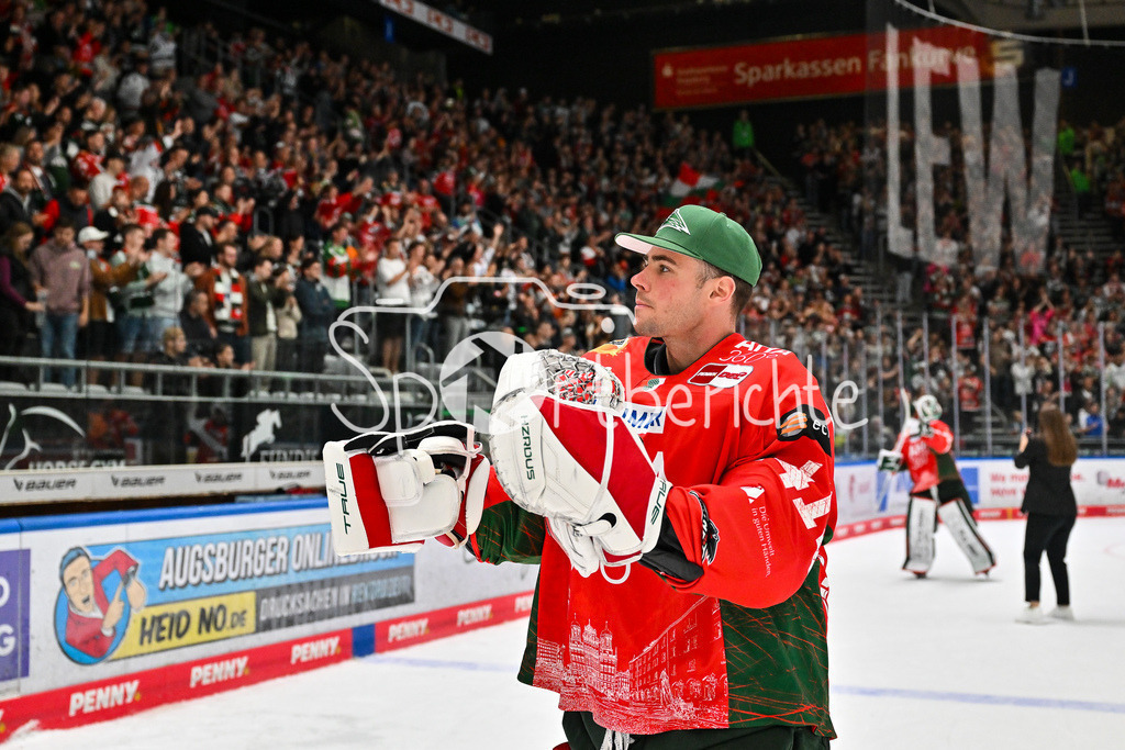 Augsburger Panther - Iserlohn Roosters | Die Augsburger Panther feiern zusammen mit ihren Fans den Heimsieg gegen Iserlohn / Penny DEL: Augsburger Panther - Iserlohn Roosters; Curt Frenzel Stadion am 21.09.2025 / im Bild Peyton JONES (Augsburger Panther 41)