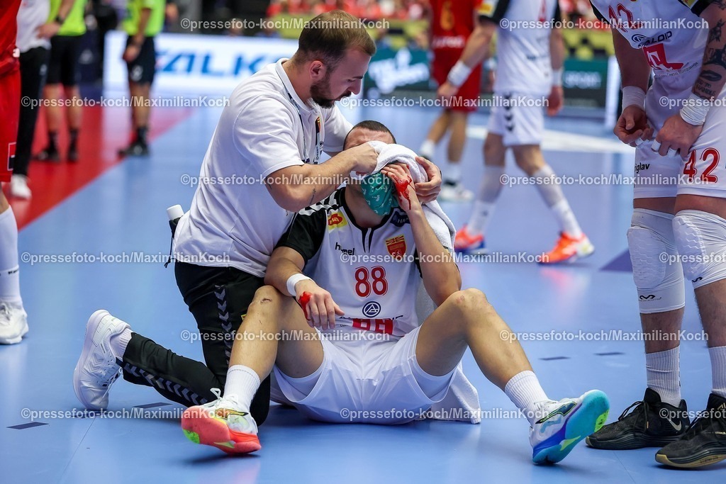 EHF20012601050 | 20.01.2026, Handball, Men's EHF EURO 2026, Nordmazedonien - Rumänien, Jyske Bank Boxen in Herning, Dänemark, Preliminary Round:  Pavle Atanasijevikj (North Macedonia #88) sitzt blutend verletzt mit Schmerzen auf dem Spielfeld und muss medizinisch versorgt werden.