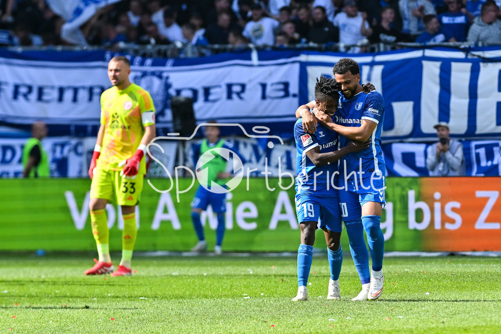 1. FC Magdeburg - Fortuna Düsseldorf | Jubel der Magdeburger nach dem Treffer zum 2-1 durch Xavier AMAECHI (1. FC Magdeburg 20) / Tor / Torschuetze / Freude / Happy / 2. Bundesliga: 1. FC Magdeburg - Fortuna Duesseldorf, Avnet-Arena am 18.05.2025 / DFL REGULATIONS PROHIBIT ANY USE OF PHOTOGRAPHS AS IMAGE SEQUENCES AND/OR QUASI-VIDEO / Lubambo MUSONDA (FC Magdeburg 19)