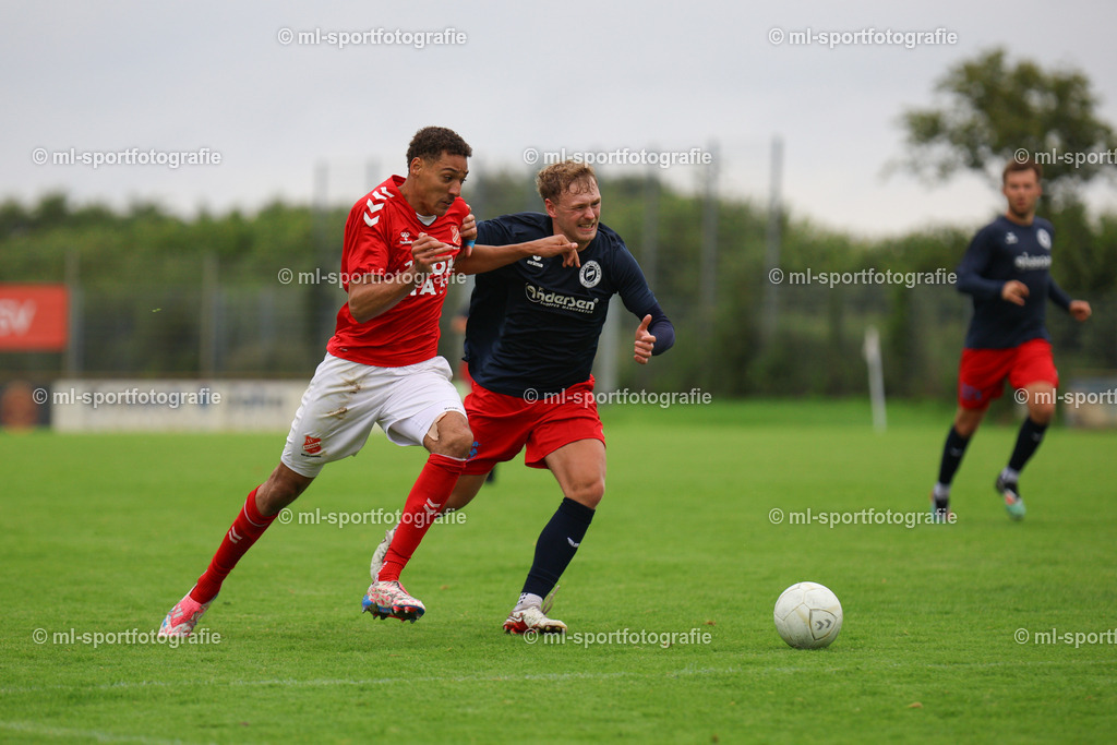 IMG_9991 | Jens Nicolas Wollesen (19, SV Eichede) im Zweikampf - Realisiert mit Pictrs.com