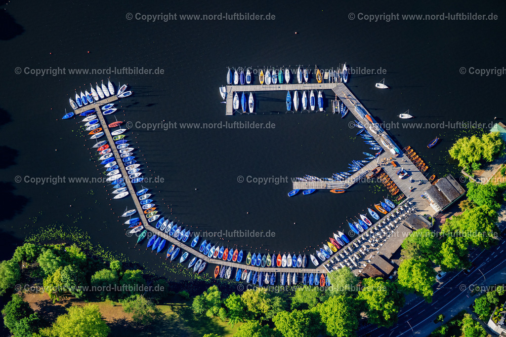 Hamburg_Alster_Boote_Segelgemeinschaft_Hamburg_Evsenkrechtaufnahme_ELS_1215240525 | HAMBURG 24.05.2025 Sportboot- Anlegestellen und Bootsliegeplätzen Segelgemeinschaft Hamburg E.V. am Uferbereich der Außenalster der Fernsicht im Ortsteil Winterhude in Hamburg, Deutschland. // Pleasure boat marina with docks and moorings on the shore area of Aussenalster on Fernsicht in the district Winterhude in Hamburg, Germany. Foto: Martin Elsen