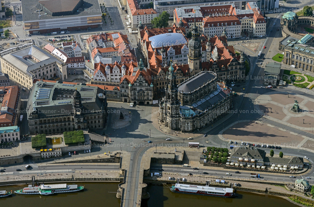 3291876 | DRESDEN  Altstadtbereich und Innenstadtzentrum am Neumarkt im Zentrum in Dresden im Bundesland Sachsen, Deutschland. Weiterführende Informationen bei: Landeshauptstadt Dresden,  Stiftung Frauenkirche Dresden. // Old Town area and city center in the district Zentrum in Dresden in the state Saxony, Germany. Further information at: Landeshauptstadt Dresden,  Stiftung Frauenkirche Dresden. Foto: Gerhard Launer