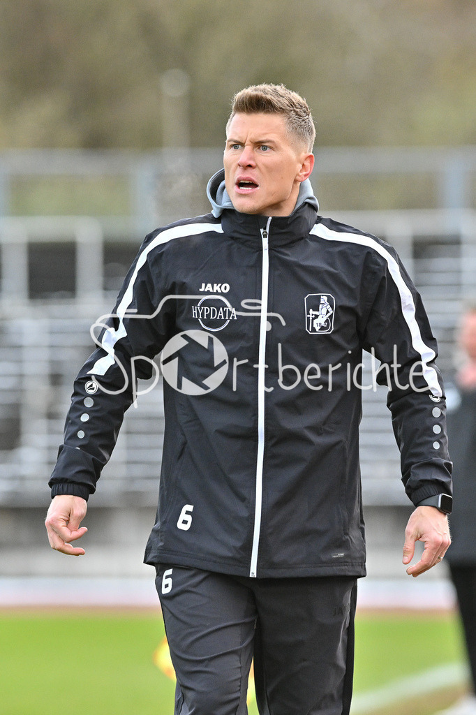 TSV Schwaben Augsburg - FC Augsburg II | im Bild TSV Schwaben Trainer Matthias OSTRZOLEK in Aktion / Freisteller/. Einzelfoto / Regionalliga Bayern: TSV Schwaben Augsburg - FC Augsburg II, Rosenaustadion am 23.11.2024