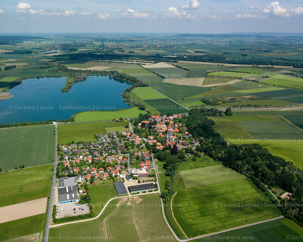 2638181 | ISINGERODE 09.06.2006 Landwirtschaftliche Nutzflächen und Feldgrenzen  umsäumen das Siedlungsgebiet des Dorfes in Isingerode im Bundesland Niedersachsen, Deutschland // Agricultural land and field boundaries surround the settlement area of the village  in Isingerode in the state Lower Saxony, Germany Foto: Gerhard Launer