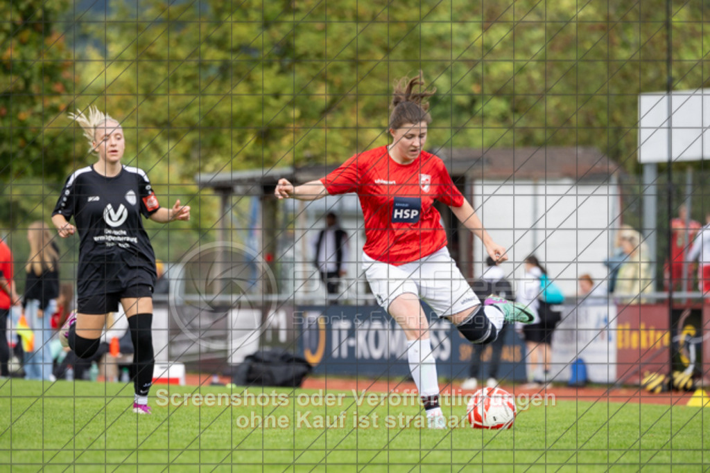 20250928_143015_0518 | #,1.FC Donzdorf (schwarz) vs. TV Derendingen (rot), Fussball, Frauen-Verbandsliga Württemberg, 03. Spieltag, Saison 2025/2026, Rasenplatz Lautertal Stadion, Süßener Straße 16, 73072 Donzdorf, 28.09.2025 - 13:00 Uhr,Foto: PhotoPeet-Sportfotografie/Peter Harich