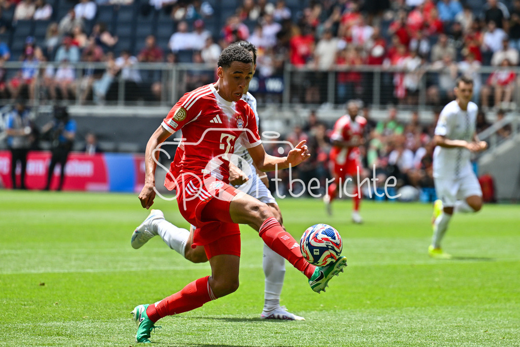 FC Bayern München - TQL Stadium | Im Duell Jamal MUSIALA (FC Bayern Muenchen 42) und Alfie ROGERS (Auckland City FC 23) / Zweikampf / FIFA Club World Cup: FC Bayern Muenchen - Auchkland City FC, TQL Stadium am 15.06.2025 / NOT FOR SALE IN USA / BLD / ZDF