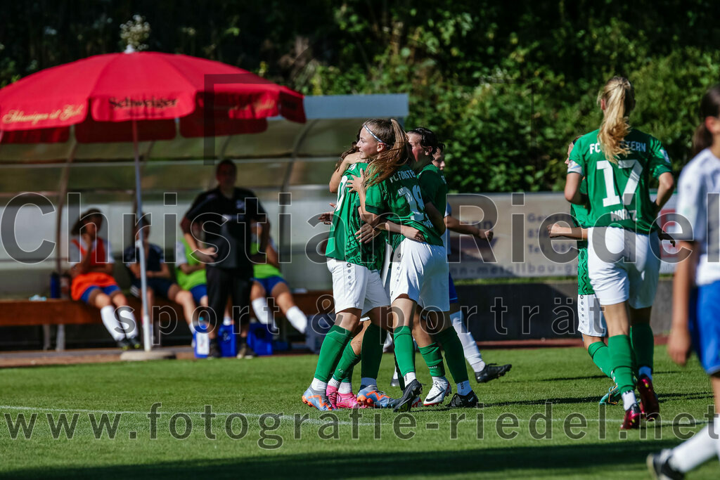 2023-09-16_060_FC_Forstern_gegen_VfL_Sindelfingen_Ladies_I | Forstern, Deutschland, 16.09.2023:
Fußball, B-Juniorinnen-Bundesliga Süd 2023 / 2024, 2. Spieltag, FC Forstern gegen VfL Sindelfingen Ladies I, Endergebnis: 4:1

Jubel nach dem 2:1 durch Elisabeth Ley (FC Forstern, #20)
Elisabeth Ley (FC Forstern, #20), Amelie Mayr (FC Forstern, #18)

Foto: Christian Riedel / fotografie-riedel.net