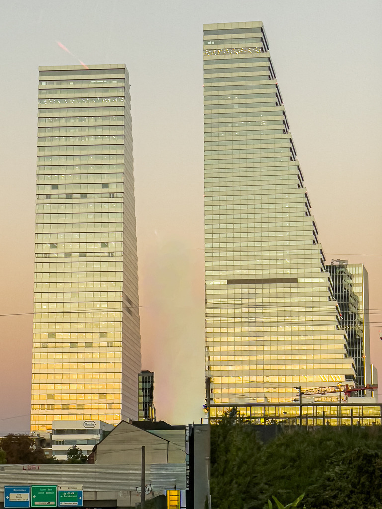 Wandbild Kunstdruck Poster Schweiz – Basel Roche Towers Moderne Architektur | Erlebe Galerie-Qualität für deine WohlfühloasenHolen Sie sich mit diesem einzigartigen Kunstwerk ein echtes optisches Highlight an Ihre Wände. Ob als stilvoller Blickfang im Wohnzimmer, als repräsentativer Motivationsschub im modernen Büro, als eleganter Akzent im Loft oder als zeitloses Design-Element im Flur – dieses urbane Architektur-Motiv passt sich perfekt an Ihren anspruchsvollen Lebensstil an. Jeder Druck wird nach höchsten Qualitätsstandards für Sie gefertigt. Sie haben die Wahl zwischen drei echten Premium-Materialien:• Premium-Leinwand: Klassisch, strukturstark und mit warmer Ausstrahlung.• Alu-Dibond: Modern, matt, absolut elegant und ohne Spiegelungen.• Acrylglas: Atemberaubende Tiefenwirkung, brillante Farben und edler Hochglanz.Machen Sie Schluss mit langweiligen Wänden und investieren Sie in Kunst, die Ihr Zuhause Tag für Tag aufwertet. - Realisiert mit Pictrs.com