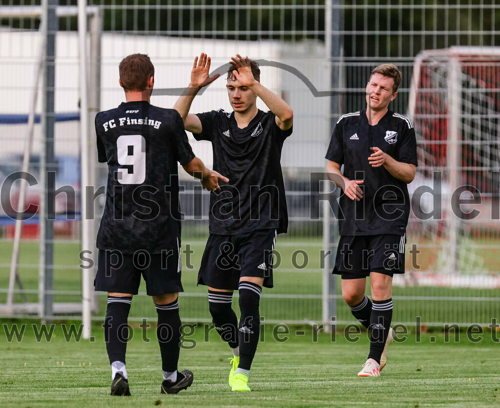 2023-08-25_085_FC_Finsing_gegen_FC_Lengdorf | Finsing, Deutschland, 25.08.2023:
Fußball, Kreisliga 2023 / 2024, 6. Spieltag, FC Finsing gegen FC Lengdorf, Endergebnis: 5:0

Jubel nach dem 2:0 durch Markus Rickhoff (FC Finsing, #7)
Andre Huber (FC Finsing, #9), Florian Hölzl (FC Finsing, #10), Fabian Kövener (FC Finsing, #12)

Foto: Christian Riedel / fotografie-riedel.net