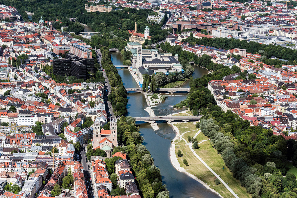 dr__0019461.jpg | MüNCHEN 04.07.2017 Das Deutsche Museum auf der Museumsinsel, das Patentamt, die St.Maximilian Kirche, der Gasteig und das Maximilianeum in München im Bundesland Bayern. // The German Museum on Museum Island, the Patent Office, the St.Maximilian Church, the Gasteig and the Maximilianeum in Munich in Bavaria. Foto: Daniel Reiter