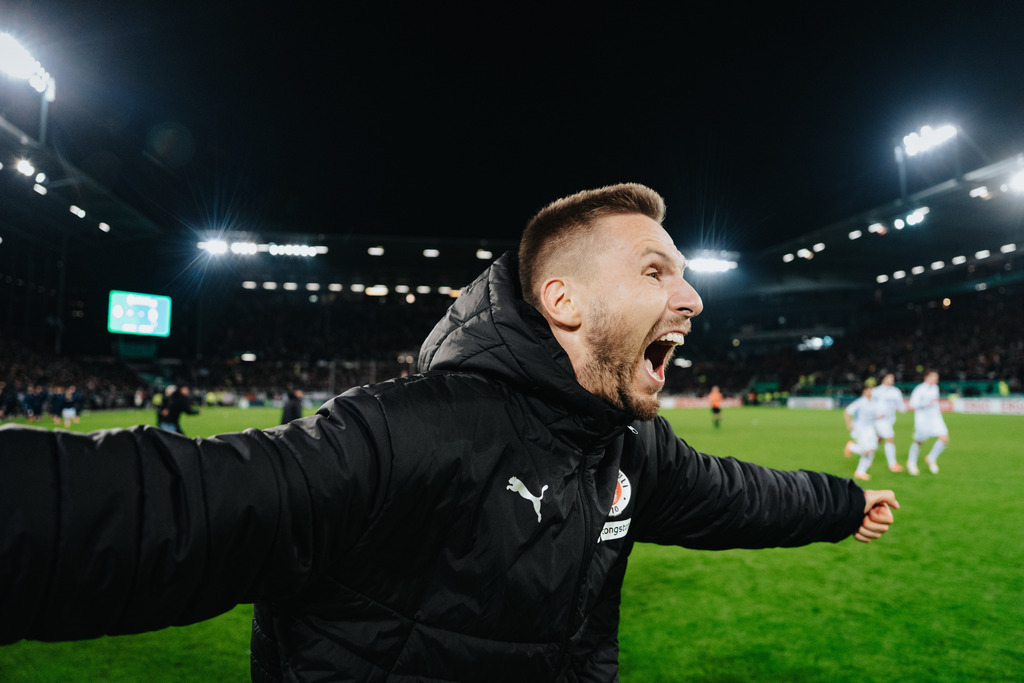 FCS08398 | Der offizielle Shop für FC St. Pauli Fotos. Wähle aus Spielszenen & Fanmomenten dein FCSP Wunschformat. Wir liefern Millerntor-Atmosphäre.