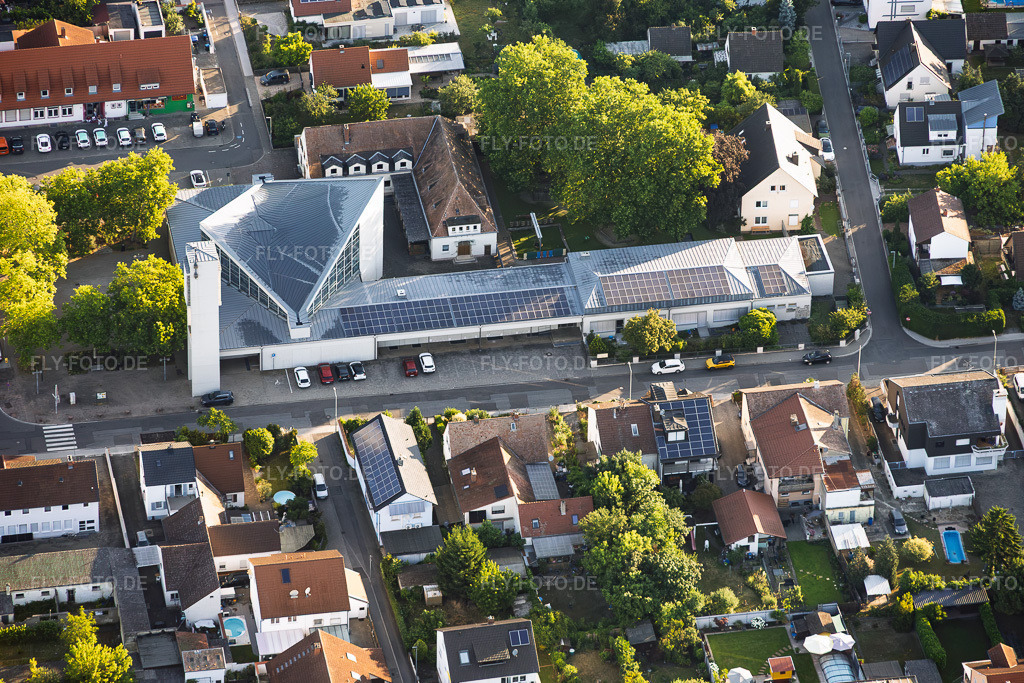 Luftbild: Modernes Gebäude mit PV-.Dächern von St. Konrad, katholische Kirche in Speyer im Bundesland Rheinland-Pfalz in Deutschland. – Foto: IMG_157360.jpg vom 18.06.2026 durch Werner Riehm/FLY-FOTO.de – Auflösung des Originals: 5701 x 3800 px – Kirche St. Konrad: Kirchen in Speyer