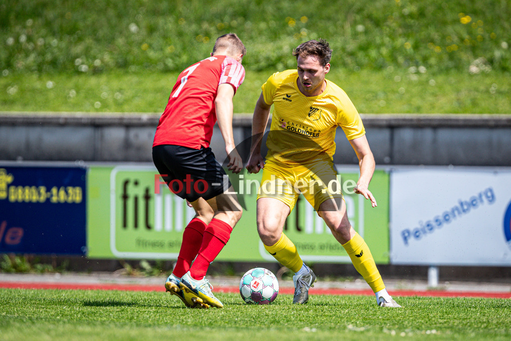 TSV Peißenberg vs SV Münsing-Ammerland | Abstiegs Qualifikationsrunde Kreisliga Gruppe C, TSV Peißenberg vs SV Münsing-Ammerland, 20240511,
Hans ZACHENBACHER (SVM 9) in Aktion,
2024-05-11 in Peißenberg (Sportplatz Peißenberg)
Philipp SOLLEDER (TSVP 7), Hans ZACHENBACHER (SVM 9)
Copyright: WolfgangxLindner www.foto-lindner.de