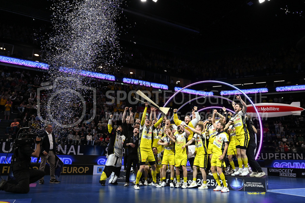 Zug United - HC Rychenberg - 25. April 2026 | Michel Wöcke (#22 HC Rychenberg Winterthur) präsentiert den Pokal seinen Mitspielern am L-UPL Superfinal-Spiel zwischen Zug United und HC Rychenberg am 25. April 2026 in der BCF Arena, Fribourg, Schweiz.Bild: Sportfotografie Markus Aeschimann | www.markus-aeschimann.ch - Realisiert mit Pictrs.com