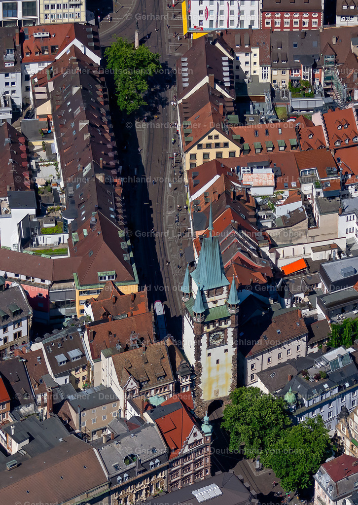 9102021 | FREIBURG IM BREISGAU 30.06.2020 Turm- Bauwerk Martinstor an der Kaiser-Joseph-Straße in der Altstadt in Freiburg im Breisgau im Bundesland Baden-Württemberg, Deutschland. Weiterführende Informationen bei: Stadt Freiburg im Breisgau. // Tower building Martinstor at the former historic city walls in Freiburg im Breisgau in the state Baden-Wurttemberg, Germany. Further information at: Stadt Freiburg im Breisgau. Foto: Gerhard Launer
