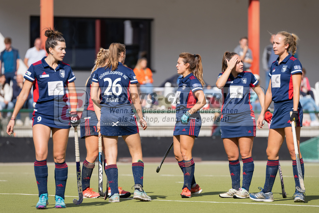 HK_20220925_100134 | 1. Bundesliga Damen Düsseldorfer HC - Berliner HC  am 25.9.2022 DHC Düsseldorf, Düsseldorf , Agustina Albertarrio ( Düsseldorfer HC #9 ) , Elisa Gräve ( Düsseldorfer HC #26 ) , Tessa Schubert ( Düsseldorfer HC #28 )