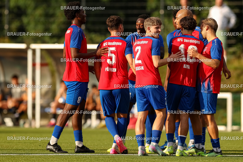 1_KFCWAT_20250723_0349.JPG -  - KFC Uerdingen - SG Wattenscheid 09 - Testspiel | Krefeld, Deutschland, 23.07.25: Etienne-Noel Reck (KFC Uerdingen) Torjubel, jubelt mit seiner Mannschaft nach dem Treffer zum 2:2 waehrend des Testspiel Spiels zwischen KFC Uerdingen - SG Wattenscheid 09 in der Covestro Sportpark am 23. July 2025 in Krefeld, Deutschland. (Foto von Stefan Brauer/Brauer-Fotoagentur)