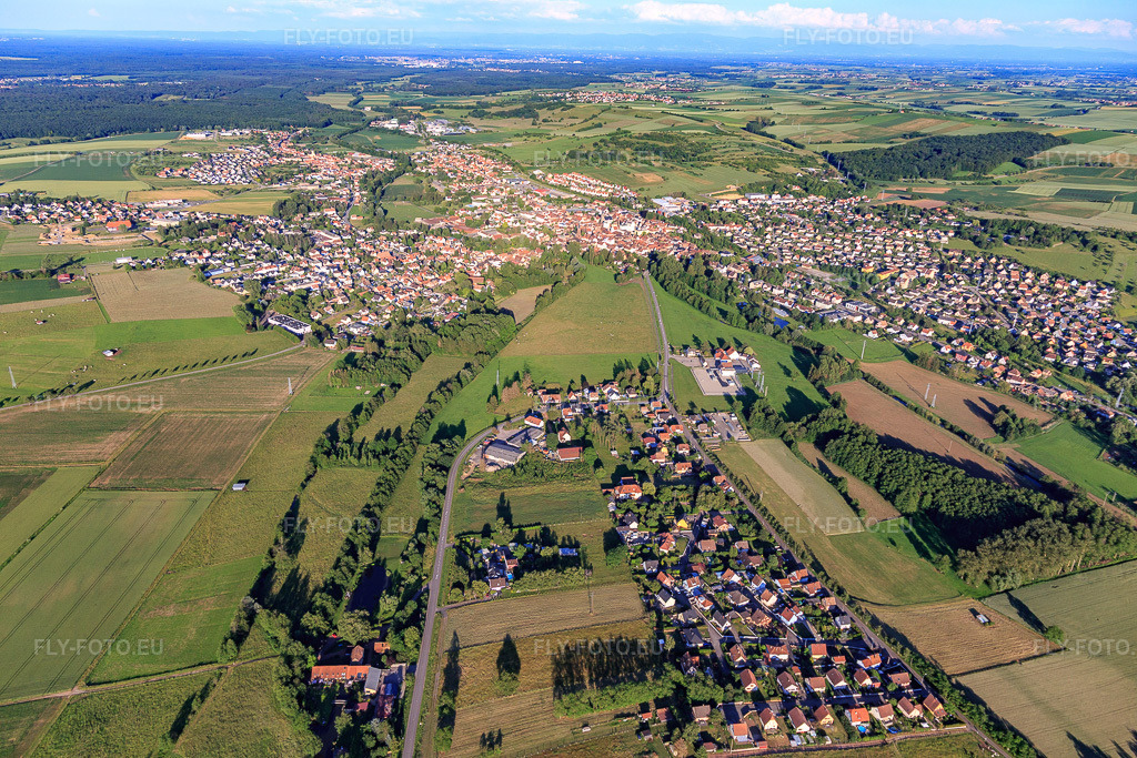 Vue aérienne: Vue de la ville depuis l'ouest à Val-de-Moder dans le département Bas Rhin, France – .Photo: IMG_115441.jpg prise le 16/06/2019 par Werner Riehm/FLY-FOTO.eu – Résolution de l'original: 5472 x 3648 px