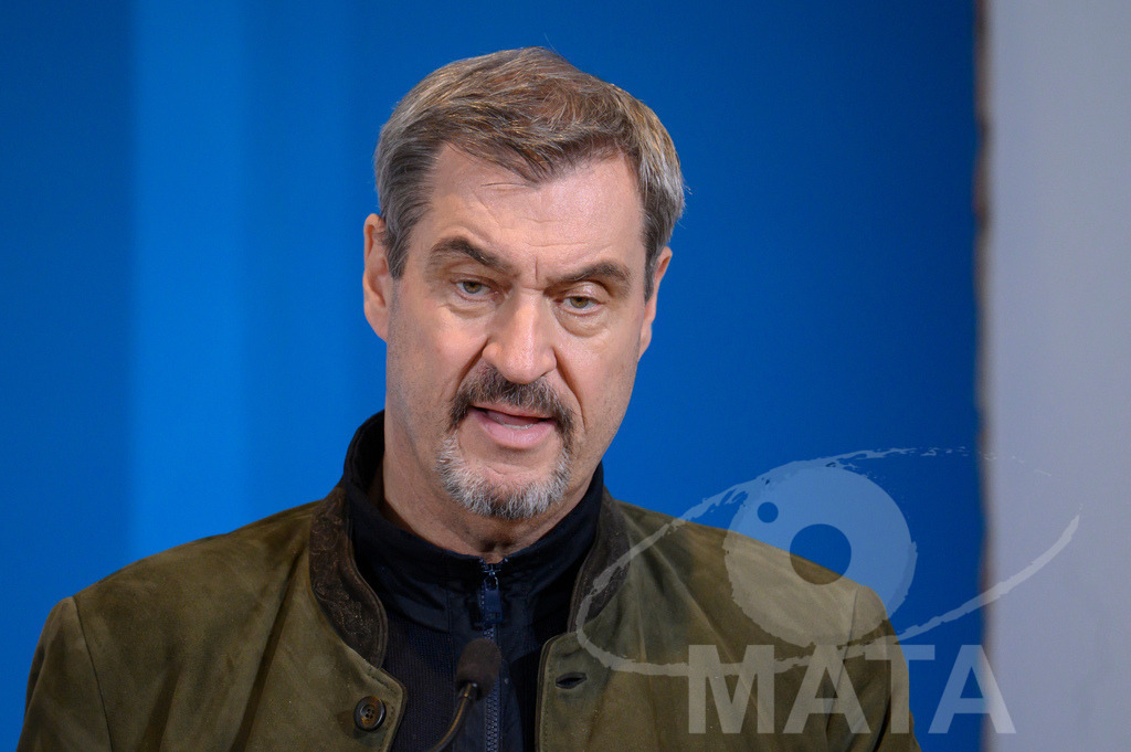 _DWI8096 | Bayerns Ministerpräsident Markus Söder (CSU) bei einer Pressekonferenz im Lokschuppen. Rosenheim, 02.12.2025 Bayern Deutschland - Realisiert mit Pictrs.com