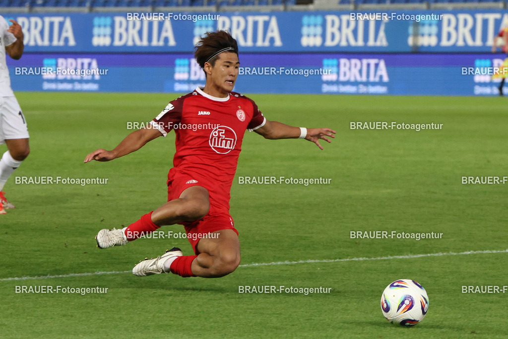 SV Wehen Wiesbaden - Rot-Weiss Essen | Wiesbaden, Deutschland, 22.08.2025Kaito Mizuta  (Rot-Weiss Essen) Einzelaktionwährend des drittliga Spiels zwischen SV Wehen Wiesbaden und Rot-Weiss Essen am 22.08.2025 in der BRITA-Arena in Wiesbaden. (Foto von Timo Bluhmki-Schmidt/Brauer Fotoagentur