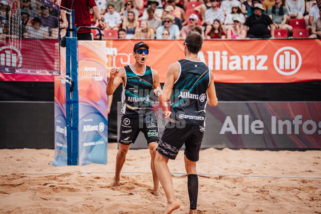 Beachvolleyball | Männer | Allianz German Beach Tour 2025 | Tourstop München | 05.07.2025 | v.l. Valentin Schneckenburger und Yannick Bibelriether jubeln