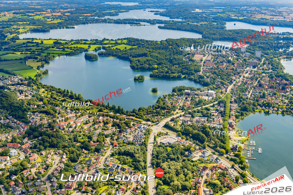 Neue Luftbildaufnahme der Stadt Plön - Das Luftbild wurde 2025 vom UL-Flugzeug heraus erstellt ( keine Drohnenaufnahme ) - Hochauflösende Luftaufnahme - für Wandbilder und großformatige Ausdrucke geeignet. Das besondere Geschenk!Hier alle&nbsp;Infos zur Lizenzierung der LuftaufnahmeWir fliegen auch dieses Jahr wieder in Ihre Region um Luftbilder zu erstellen.- Luftbild anfragen