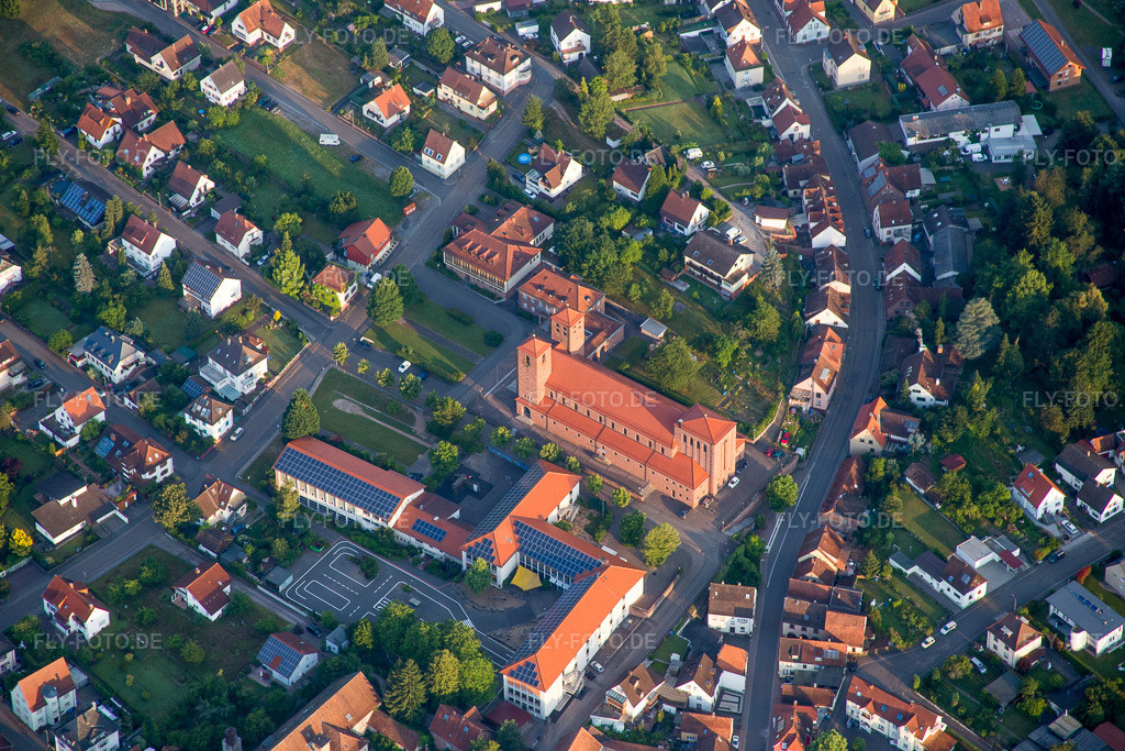 Luftbild: Christkönigskirche im Altstadt- Zentrum der Innenstadt in Hauenstein im Bundesland Rheinland-Pfalz in Deutschland. Foto: IMG_091875.jpg vom 16.07.2016 durch Werner Riehm/FLY-FOTO.de