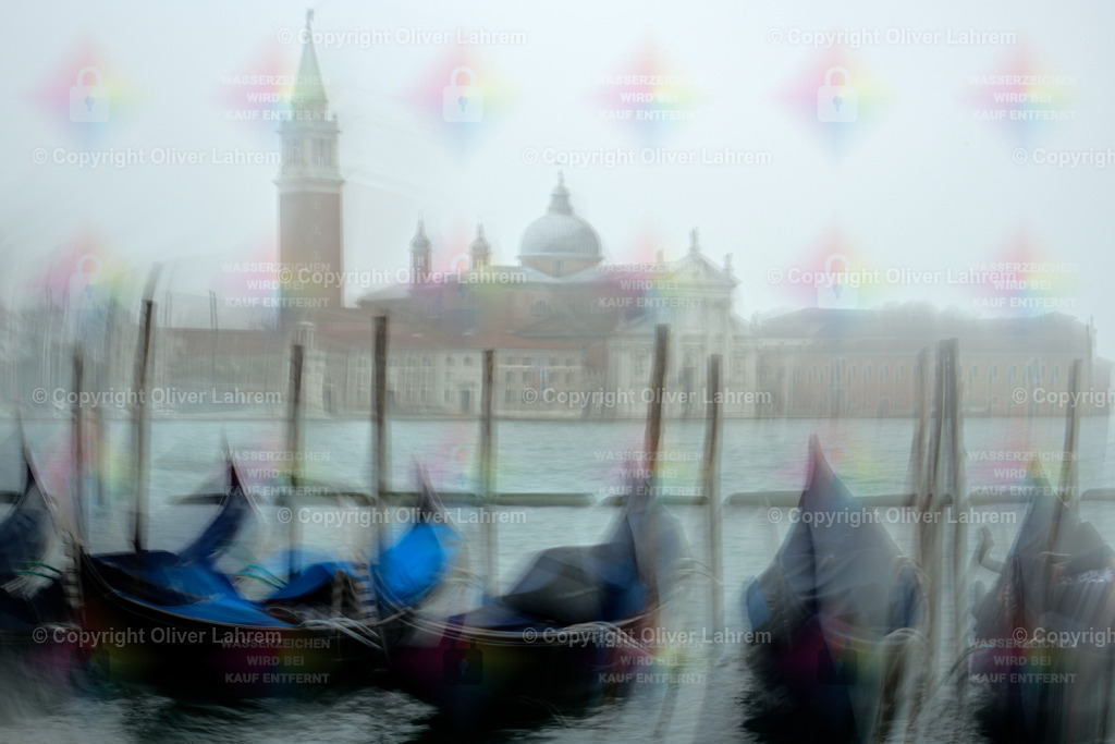 Gondeln mit San Giorgio di Maggiore | Neblige Stimmung in Venedig und die Gondeln bewegen sich an den Pfählen an denen sie angebunden sind. Dahinter sieht man die Kirche von San Giorgio di Maggiore.