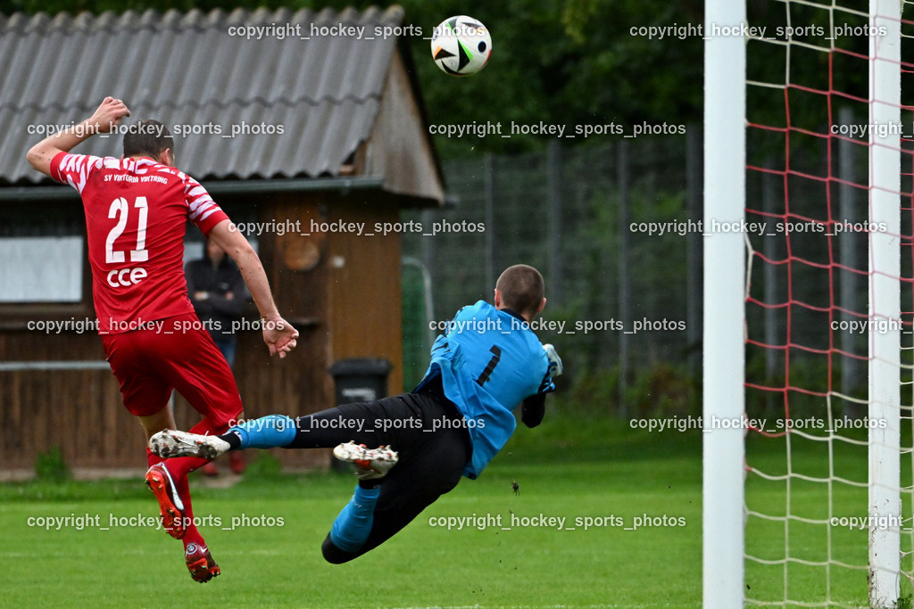SV Viktoria Viktring vs. FC Mondi Frantschach | #21 Vadym Ukrainets SV Viktoria Viktring, #1 Lukas Knapp FC Frantschach, Flugeinlage, SV Viktoria Viktring vs. FC Mondi Frantschach, SV Viktoria Viktring vs. FC Mondi Frantschach am 02.08.2025 in Klagenfurt (Sportplatz Viktrink), Austria, (Photo by Bernd Stefan)