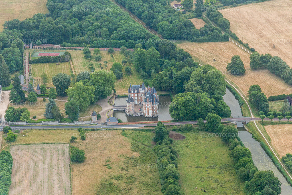 Aerial view: Buildings and castle park facilities of the moated castle Château de Combreux in Combreux in the state Loiret, France.Photo: IMG_101282.jpg taken on 06/25/2017 by Werner Riehm/FLY-FOTO.comResolution of the original: 5472 x 3648 px