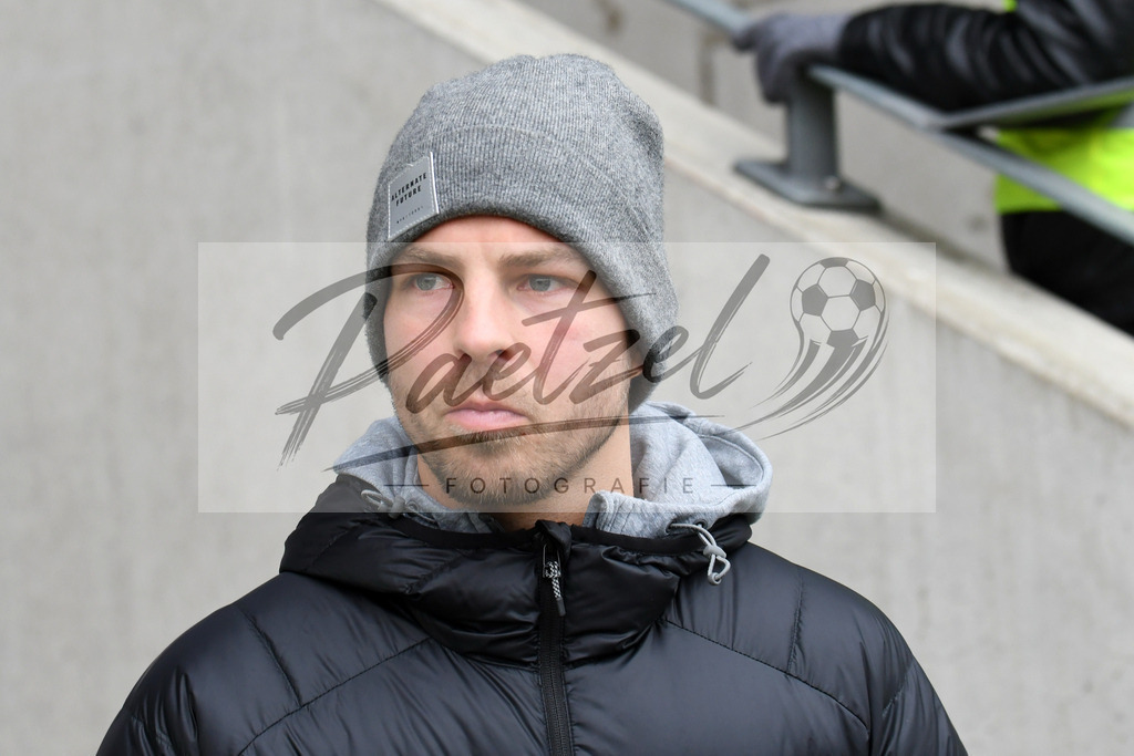 20200208_OSNFCN_0007 | Fußball, Herren: Kevin Wolze (VfL Osnabrueck) schaut waehrend des Spiels der 2. Bundesliga zwischen VfL Osnabrueck und 1. FC Nuernberg im Stadion an der Bremer Bruecke am 08.02.2020 in Osnabrueck, Deutschland.DFB / DFL REGULATIONS PROHIBIT ANY USE OF PHOTOGRAPHS AS IMAGE SEQUENCES AND/OR QUASI-VIDEO. - Realisiert mit Pictrs.com