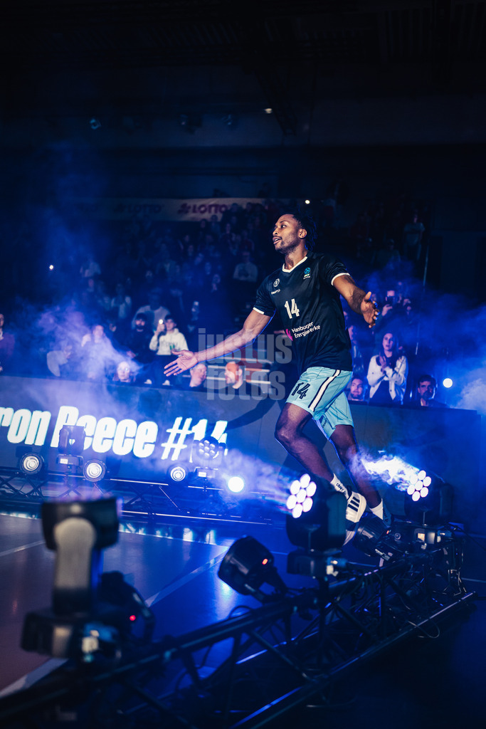 Basketball | Männer | Saison 2024/2025 | BKT EuroCup | Veolia Towers Hamburg vs. Hapoel Bank Yahav Jerusalem | 17.12.2024 | Camrom Reece (#14, Veolia Towers Hamburg) beim Einlauf
