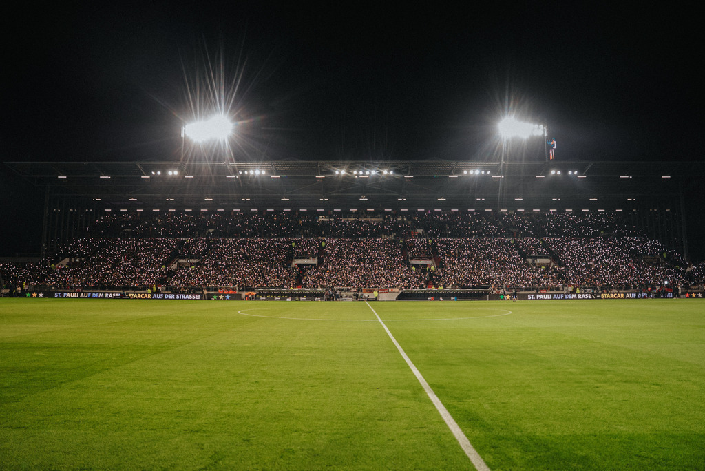_STP8045 | Der offizielle Shop für FC St. Pauli Fotos. Wähle aus Spielszenen & Fanmomenten dein FCSP Wunschformat. Wir liefern Millerntor-Atmosphäre.