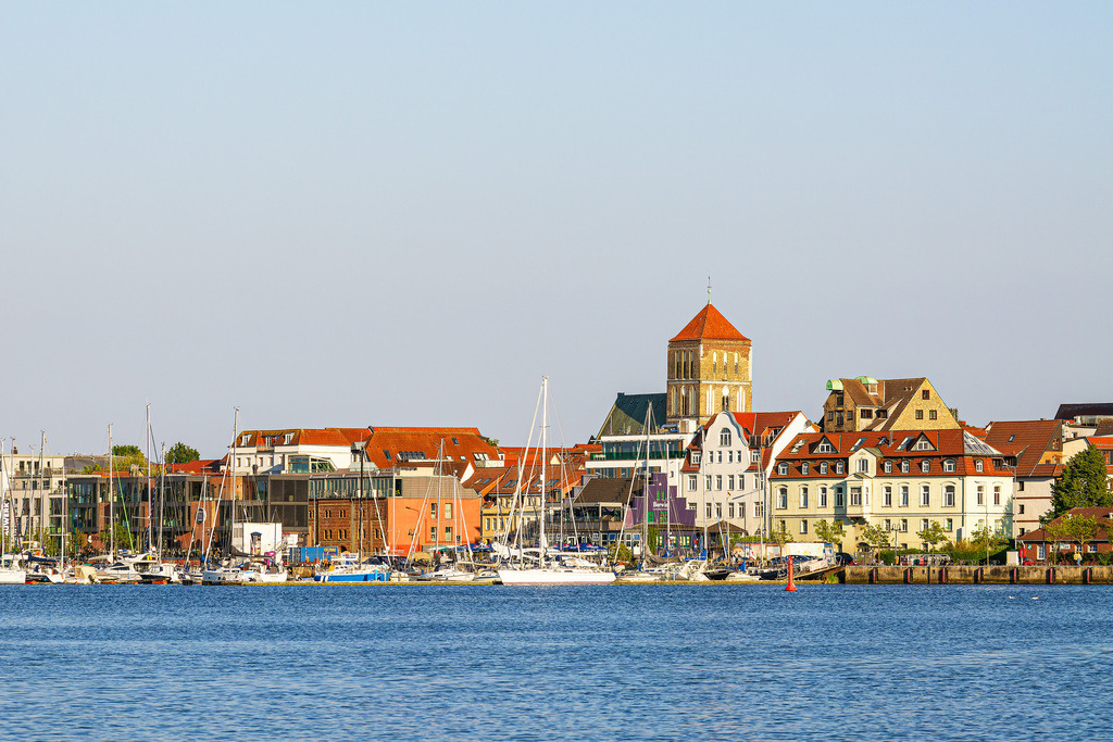 Blick über die Warnow auf die Nikolaikirche in der Hansestadt Rostock | Blick über die Warnow auf die Nikolaikirche in der Hansestadt Rostock.