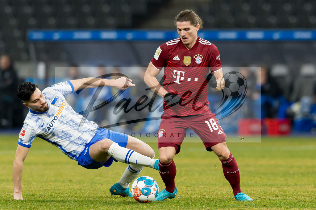 BSCFCB20220123_127 | Fussball, Herren: Suat Serdar (Hertha BSC) und Marcel Sabitzer (FC Bayern Muenchen) im Zweikampf bei dem Spiel der 1. Bundesliga zwischen Hertha BSC und FC Bayern Muenchen im Olypiastadion am 23.01.2022 in Berlin, Deutschland.DFB / DFL REGULATIONS PROHIBIT ANY USE OF PHOTOGRAPHS AS IMAGE SEQUENCES AND/OR QUASI-VIDEO. - Realisiert mit Pictrs.com