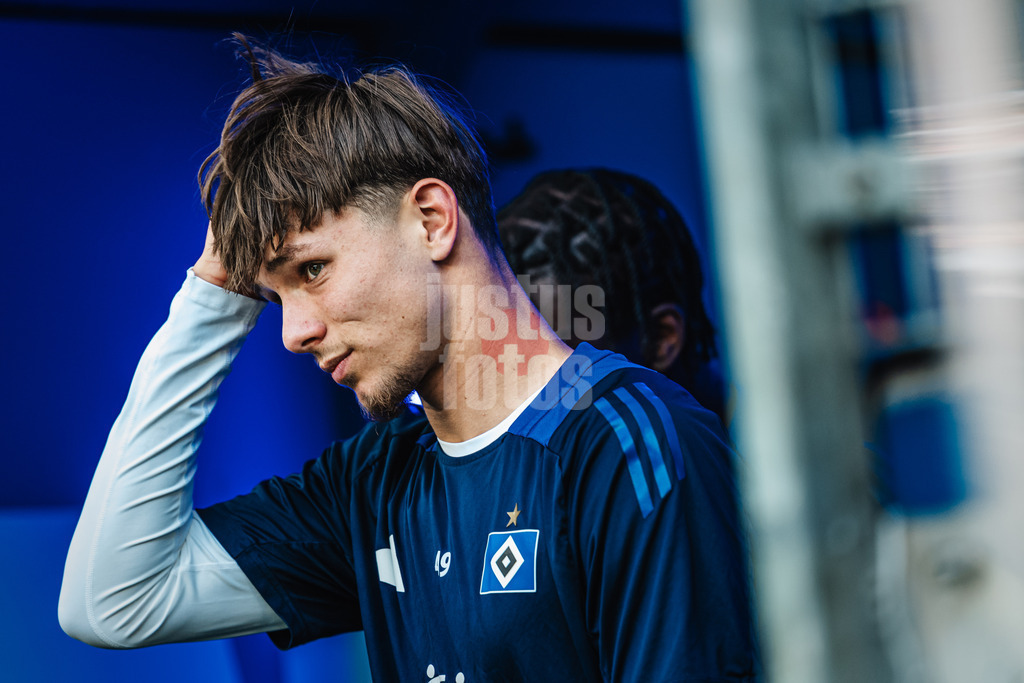 Fußball | Männer | Saison 2024/2025 | 2. Fußball-Bundesliga | 31. Spieltag | Hamburger SV vs. Karlsruher SC | 27.04.2025 | Otto Emerson Stange (#49, HSV) betritt das Stadion