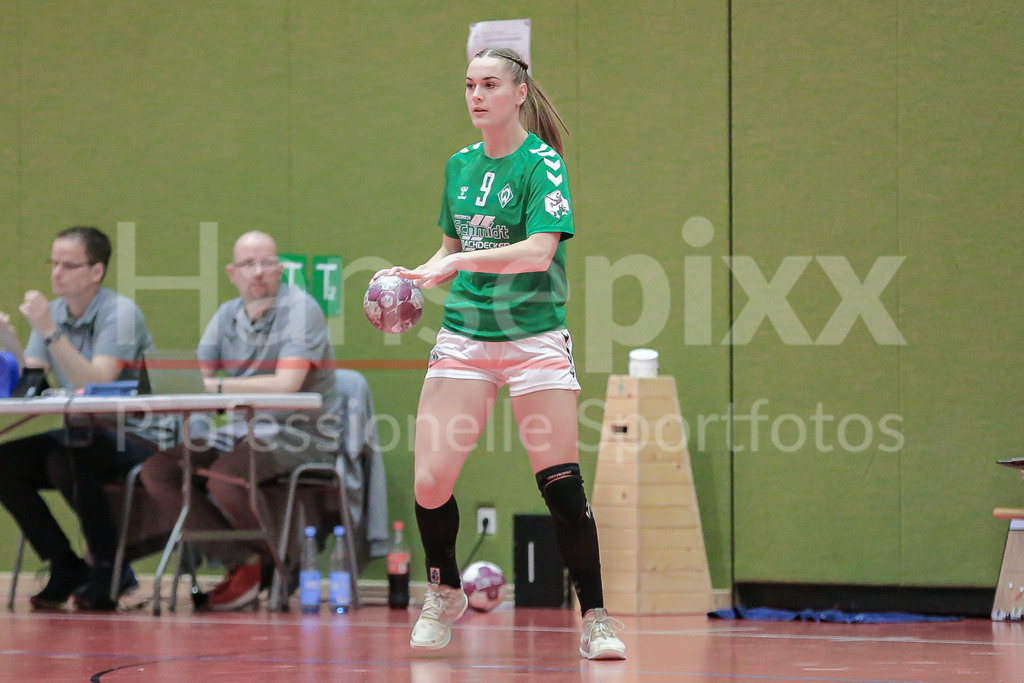 Handball, 2. Bundesliga Frauen, SV Werder Bremen - HSG Freiburg | v.li.: Luca Schumacher (SV Werder Bremen, 9) Freisteller am Ball, Einzelfoto, Spielszene, Aktion, Action