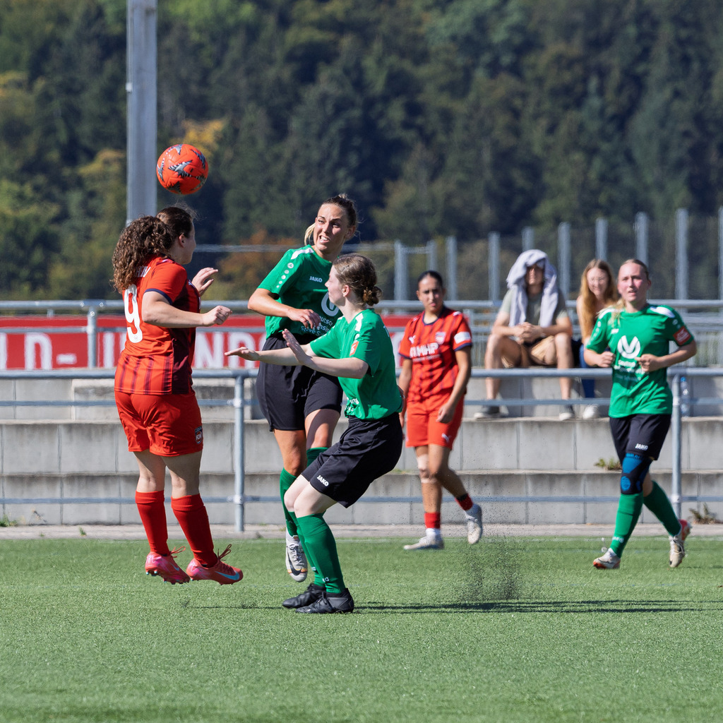 FCHSTE_250921_4615 | 1.FC Heidenheim 1846 II vs. TV Steinheim, Fußball, Frauen, Bezirksliga, 2025/2026, 2.Spieltag, 21.09.2025 in Heidenheim, Kunstrasen b. Voith-Arena West(Foto: Michael Bulling) - Realisiert mit Pictrs.com
