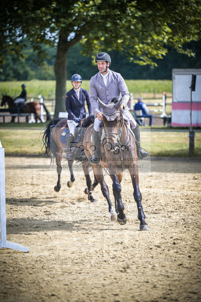 DOS_6594 | Entdecke hochwertige Reitturnierfotos von Foto Oger. Professionell, emotional und authentisch – jetzt Lieblingsmomente im Shop bestellen.Deutschlandweite Turnierfotografie. - Realisiert mit Pictrs.com