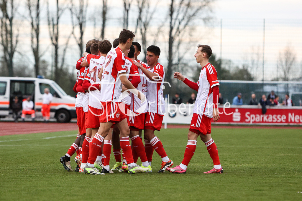 FV Illertissen - FC Bayern Amateure | Jubel der Bayern Amateure nach dem Treffer zum 0-1 durch Timo KERN (FCB #10) / Freude / Happy / Torschuetze / Tor