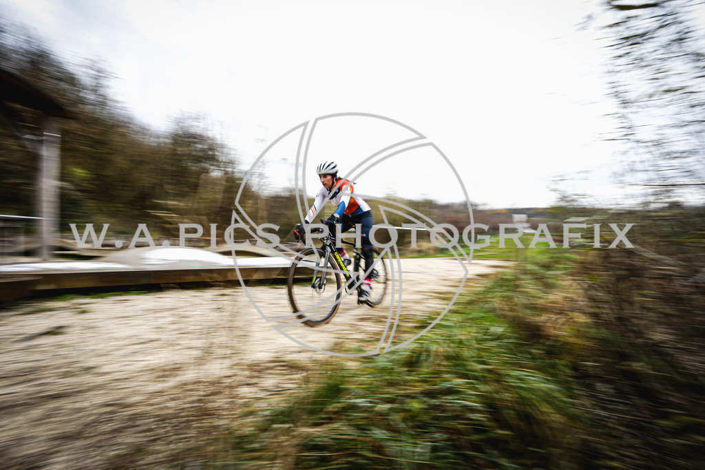 ..... | AUSTRIA, 24.11.24, 3.Radquerfeldein GP um das Sportzentrum Gunskirchen Image shows: Photo: Wapics / Andreas Willdoner