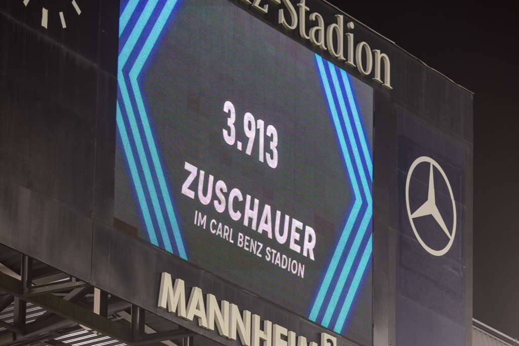 Fußball, Badischer Pokal 2025/26, Viertelfinale: Waldhof Mannheim gegen FC-Astoria Walldorf | Fußball, Badischer Pokal 2025/26, Viertelfinale: Waldhof Mannheim gegen FC-Astoria Walldorf***Bild: Zuschauerzahl auf der Anzeigetafel - Realisiert mit Pictrs.com