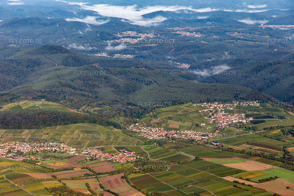 Luftbild: Ortschaft von Osten im Ortsteil Gleishorbach in Gleiszellen-Gleishorbach im Bundesland Rheinland-Pfalz in Deutschland. Foto: IMG_143492.jpg vom 29.09.2024 durch Werner Riehm/FLY-FOTO.de