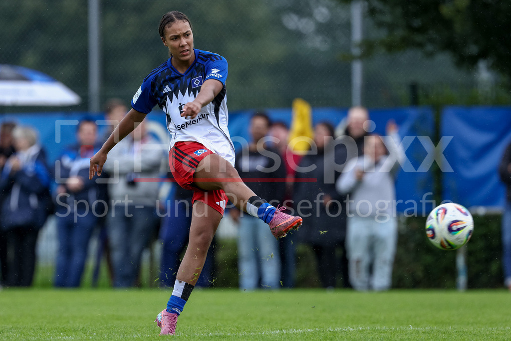 Fussball, Testspiel Frauen, Hamburger SV - FC Viktoria Berlin | Melina Krüger (Hamburger SV, 9) beim Torschuss, schießt auf das Tor, am Ball, Aktion, Action, Spielszene, am Ball, Freisteller, Einzelbild, Ganzkörper, Aktion, Action, Spielszene