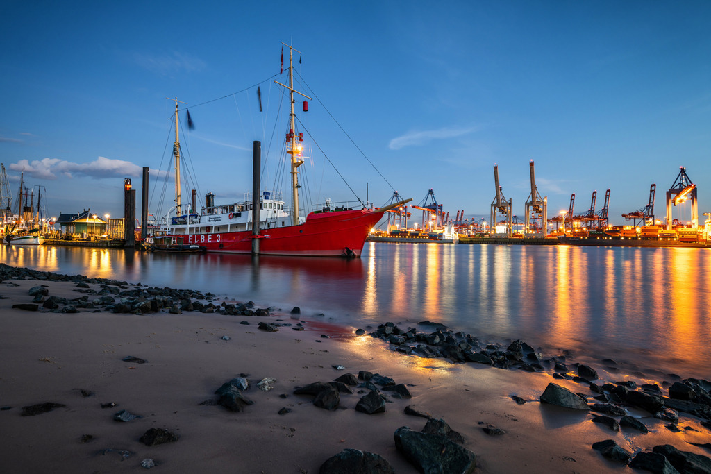 10220909 - Feuerschiff "Elbe 3"  | Blick auf das Feuerschiff "Elbe3" zur blauen Stunde am Elbstrand.
