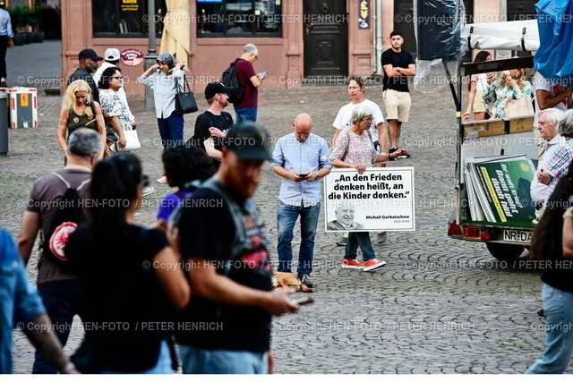 20230814-7764-frankfurt-impressionen-HEN-FOTO | 14.08.2023 Frankfurt Impressionen Friedensdemonstration am Montag auf dem Römerplatz Plakate An den Frieden denken heißt an die Kinder denken Michail Gorbatschow (Foto: Peter Henrich) - Realisiert mit Pictrs.com